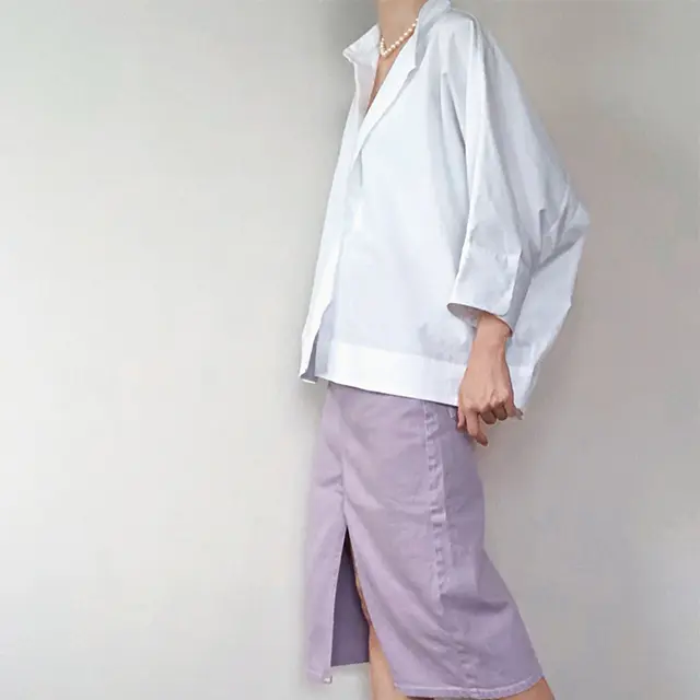 カジュアルな白シャツコーデをピンクパールで格上げ