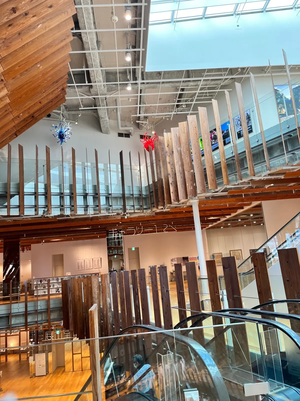 図書館も一緒にキラリ内にあります。勤勉な富山の学生さんは、開館前から列をなしていました。