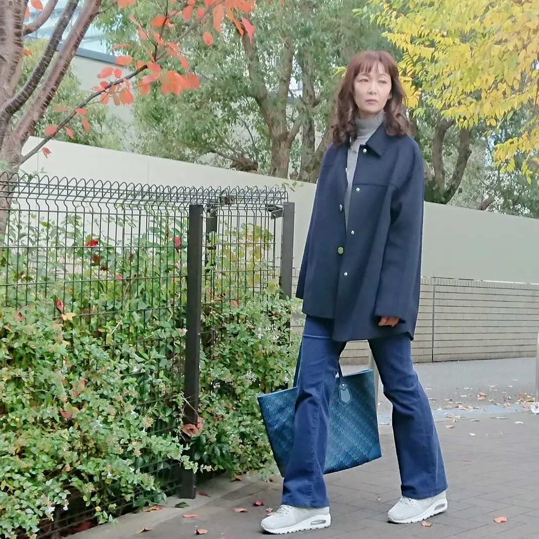 ネイビーコート   ブルーパンツ   スニーカー  トートバッグ