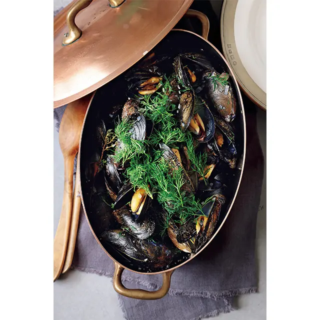 ムール貝のシャンパーニュ蒸し たっぷりのディルと黒こしょうで