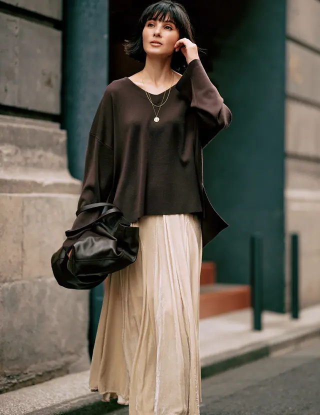 鎖骨見せVネックニットの田沢美亜