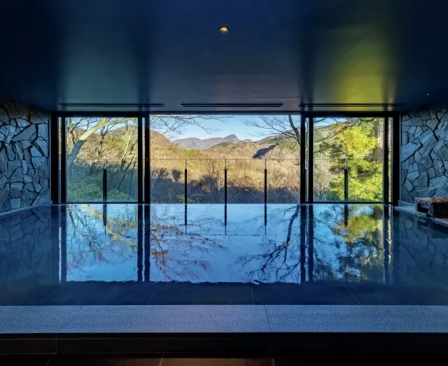 箱根連山が目の前に広がる絶景の大浴場