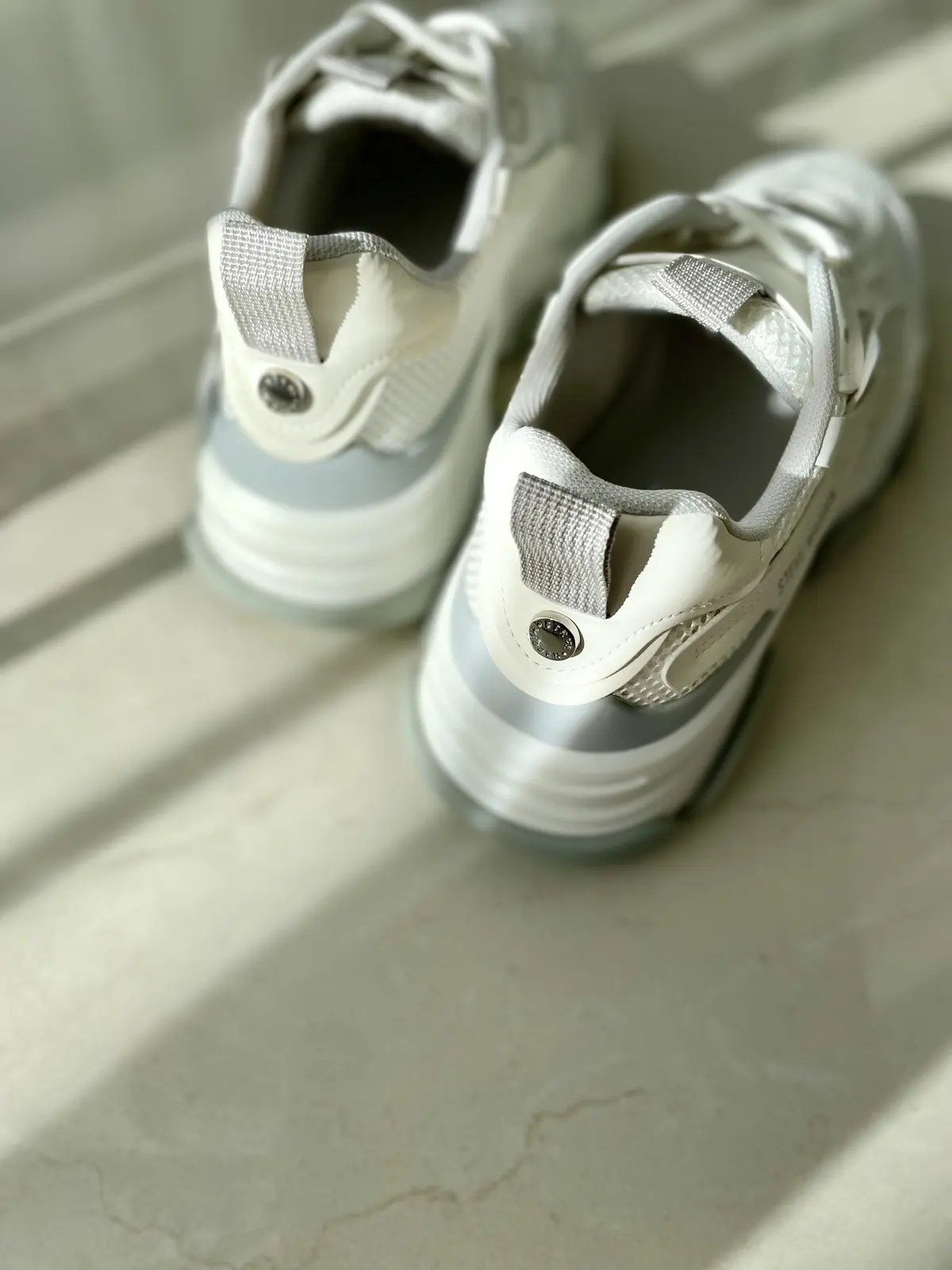 春のグレーコーデの画像_3