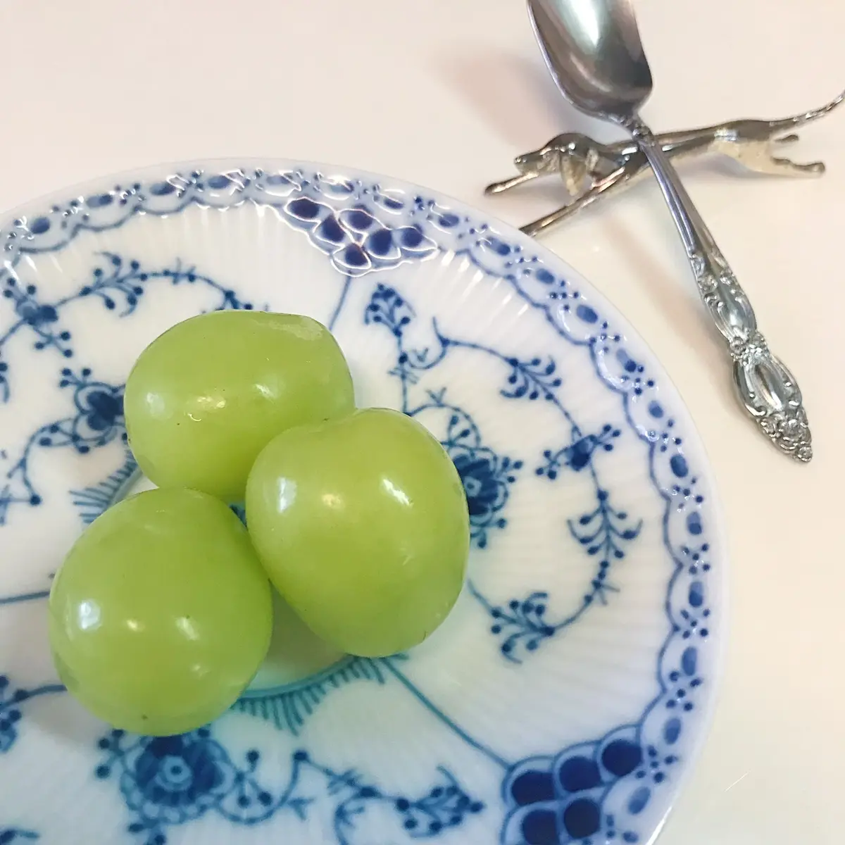 お皿に３粒のシャインマスカット