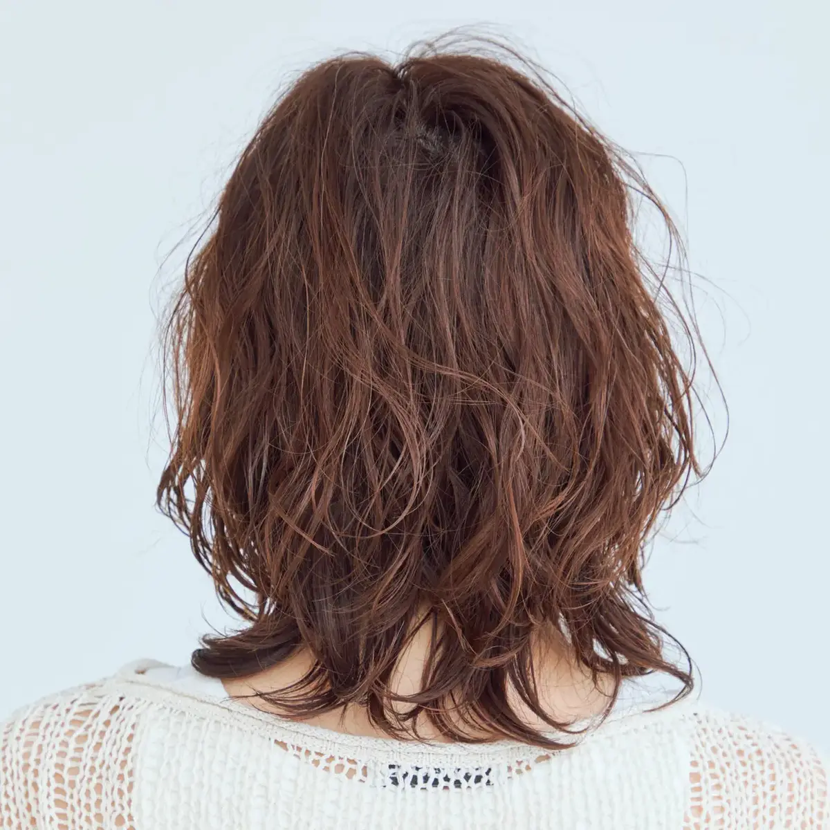 ゆるいパーマの動きとレイヤーの組み合わせで、おしゃれヘアの可能性が広がる