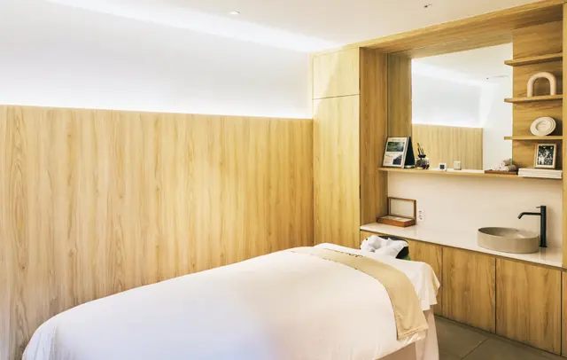 洗練されたムードの店内とトリートメントルーム　