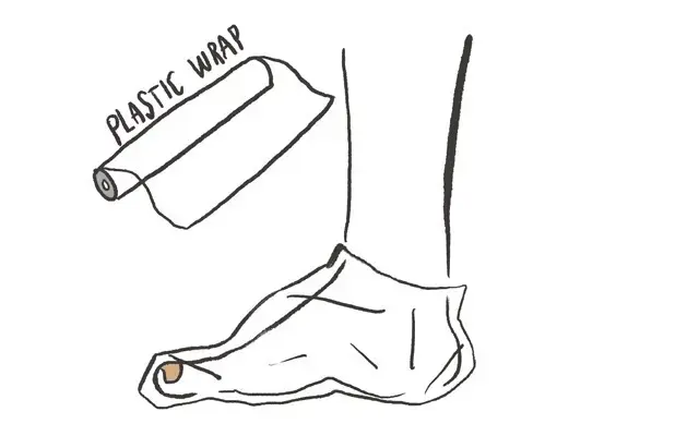 ③最後にラップで足を覆うと潤いが閉じ込められ成分が角質に浸透しやすくなる。30分ほどしたらラップをはずす。