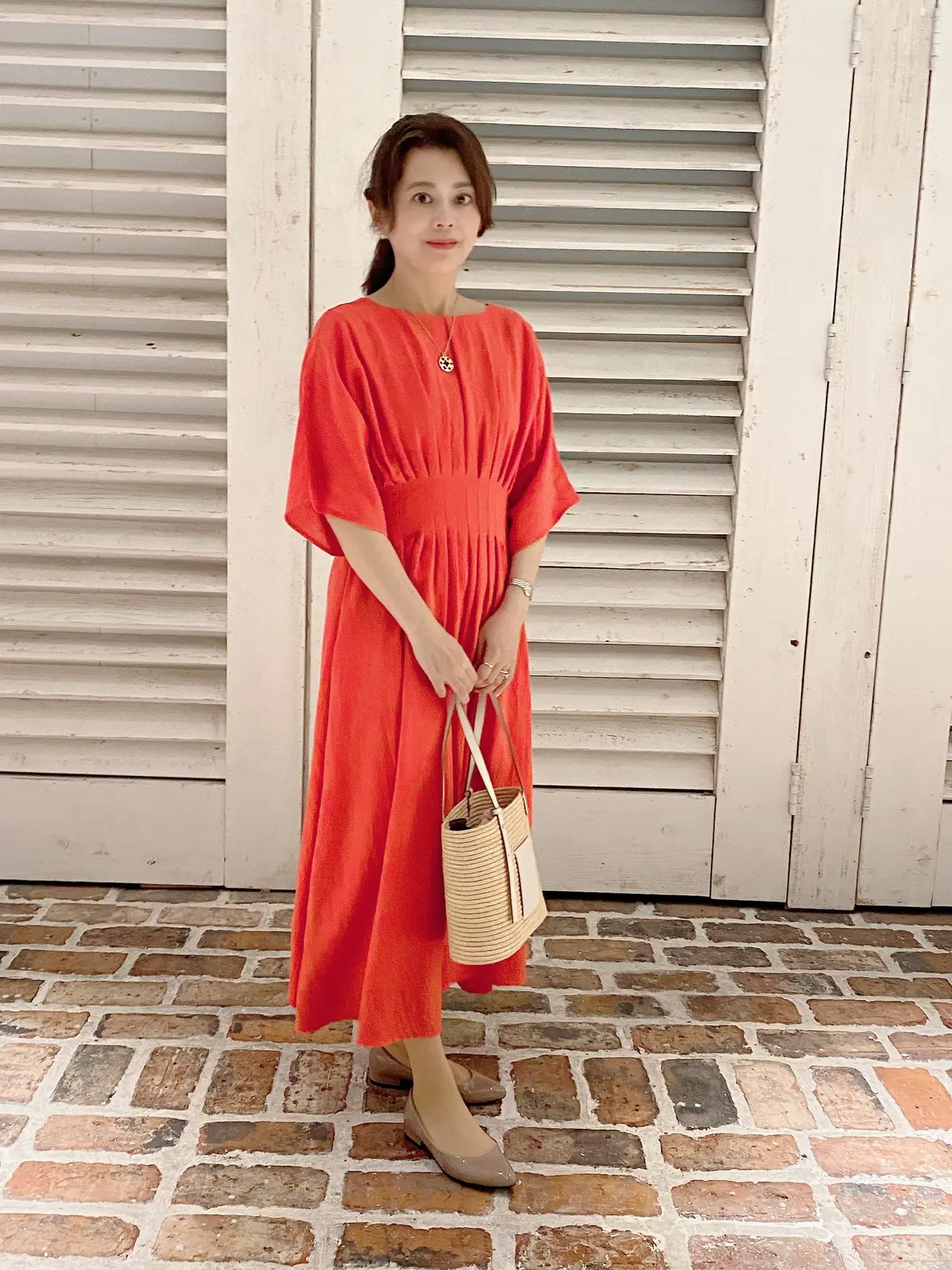 六本木の街並みに映えるオレンジのワンピース。夏のカレーランチスタイル。