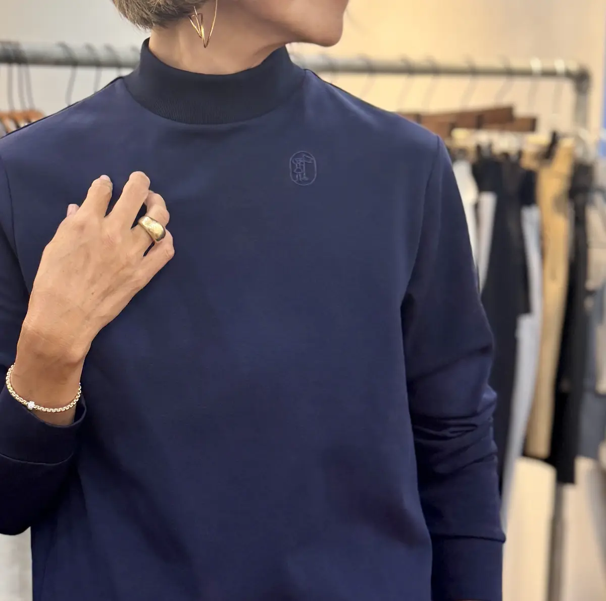 TMG 秋冬おすすめゴルフコーデ モックネックのロングTシャツ ネイビー　ロゴ入り