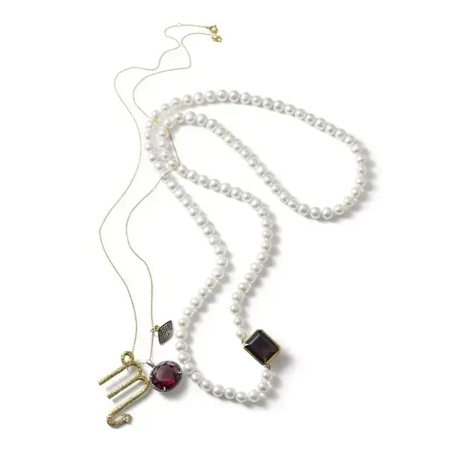 ペンダントトップつきのネックレスに、さらにトップを足して自分だけのオリジナルネックレスに