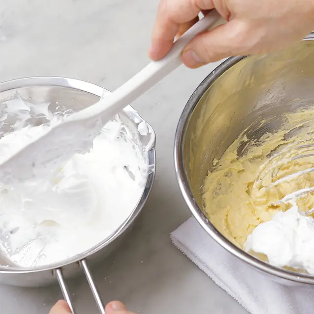 5に8のメレンゲの1/3量を加え、泡立て 器の針金の間に生地を通すようにして、ほぼ見えなくなる程度に混ぜる。