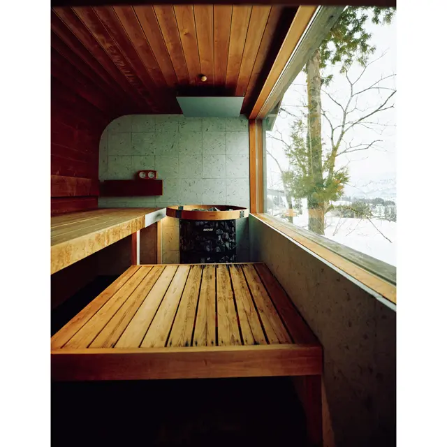 広々とした窓から絶景を望むプライベートサウナ　
