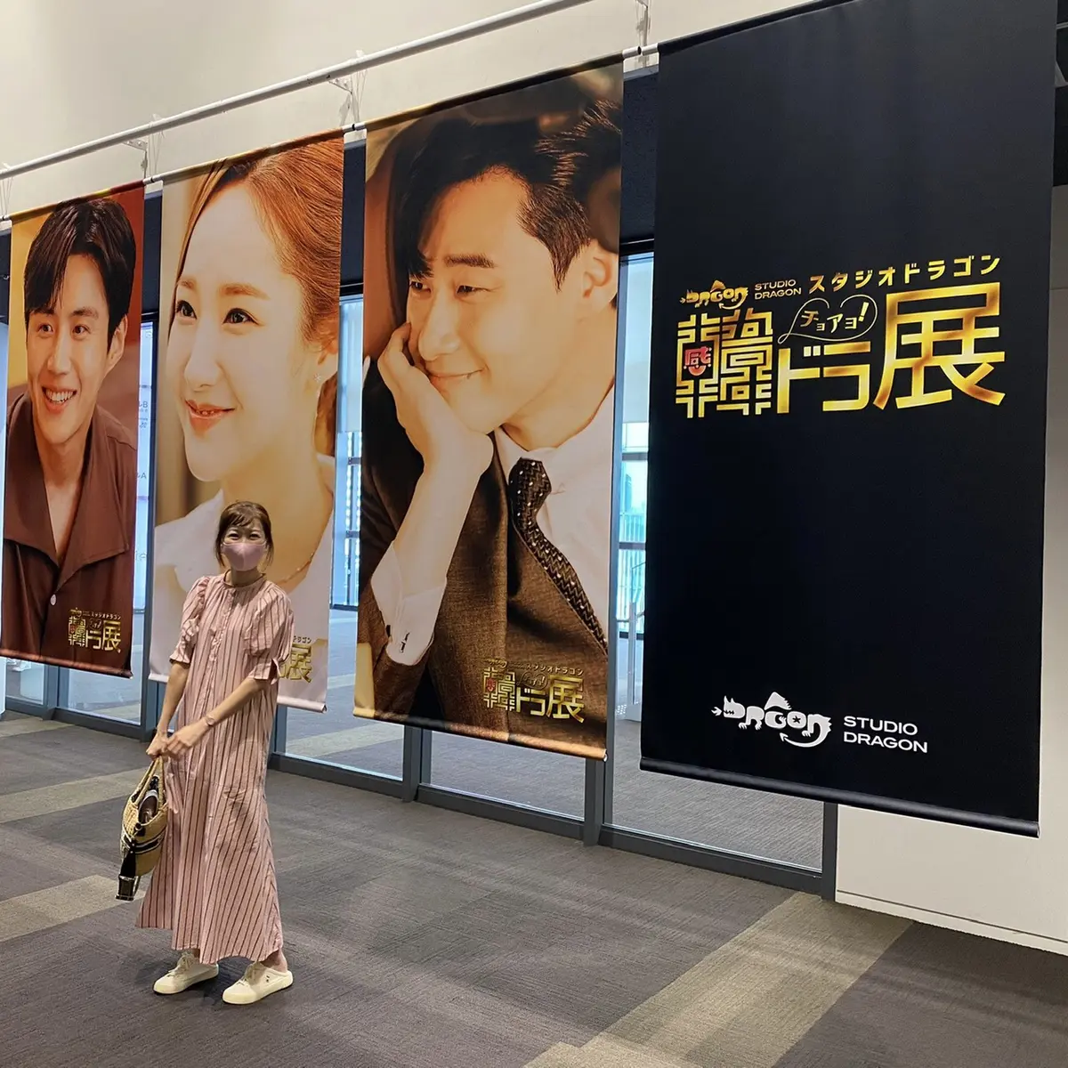 韓ドラ展入口の大看板前