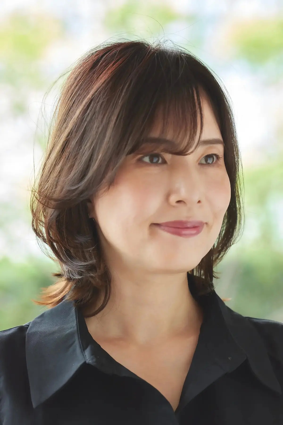 あえて肩ではねさせるスタイルで、うねりと生えぐせをカムフラージュ