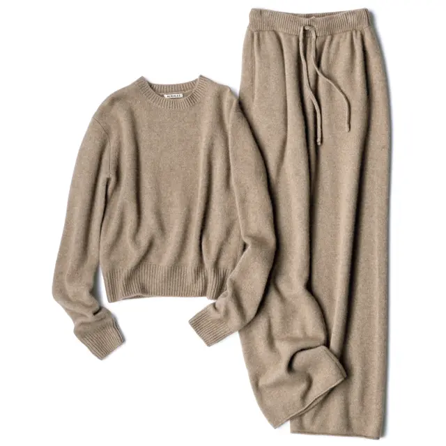 セットアップニット　ニット￥48,000・ニットパンツ￥63,000／オーラリー　