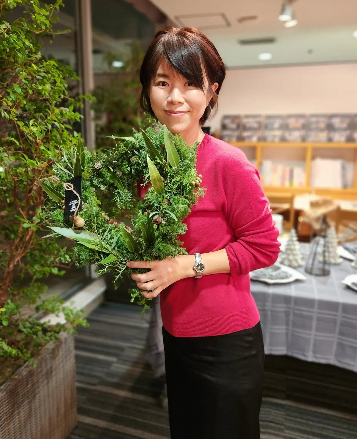 手作りリースを持ってご機嫌