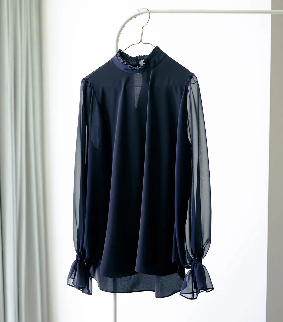 顔まわりを飾るこまかなプリーツとドレープ感が美しい。ドレスアップにも、あえてカジュアル にもアレンジ自在。ブラウス￥64,900／J＆M デヴィッドソン カスタマーセンター（J＆M デヴィッドソン）