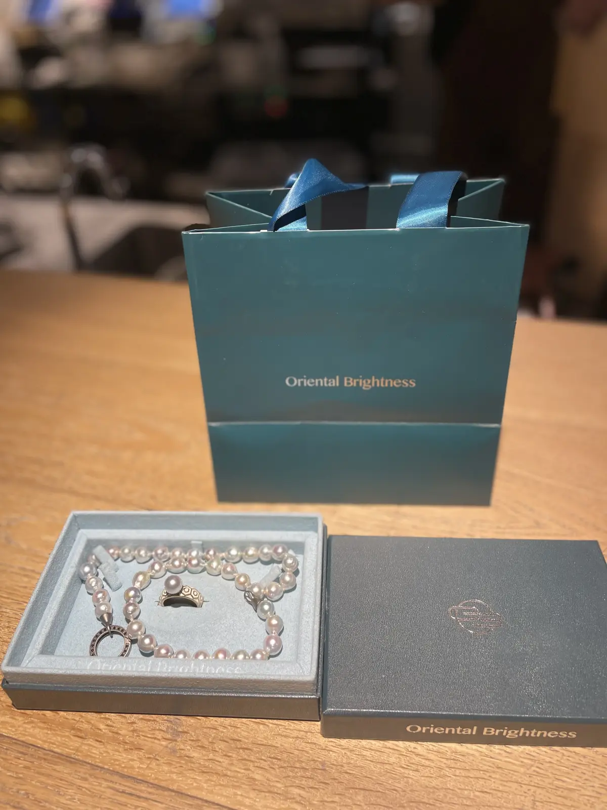 カシュクールワンピースとパールコーデの画像_5