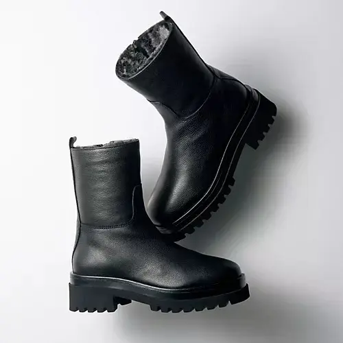 【50代 週末コーデ】モノトーンに華やぎの画像_5