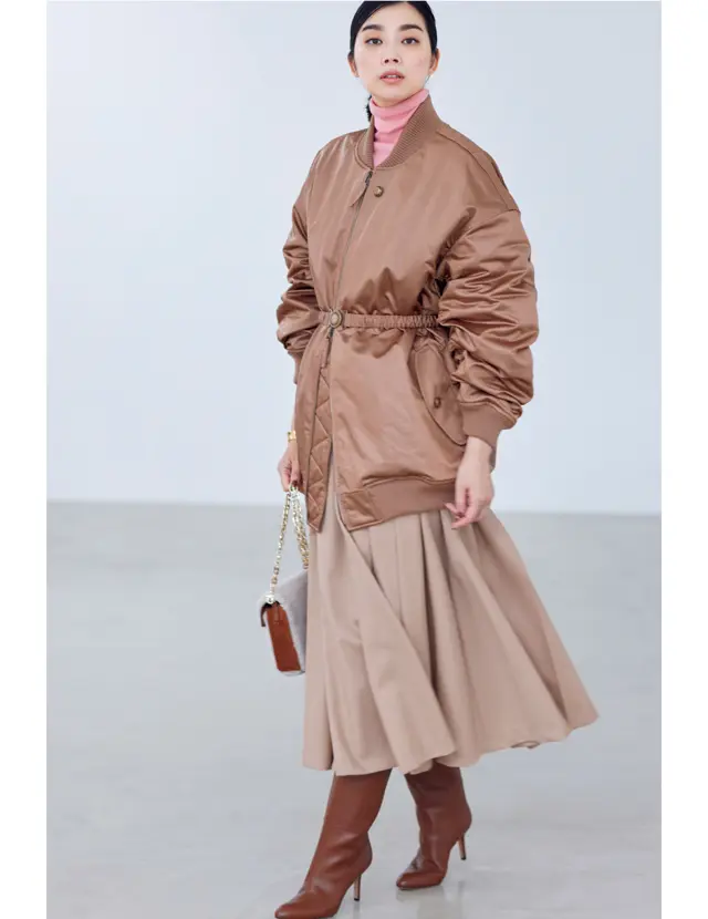 ネオン系のピンクも大人っぽく仕上げる