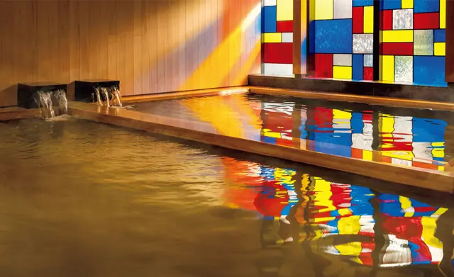 ステンドグラスで彩られた大浴場