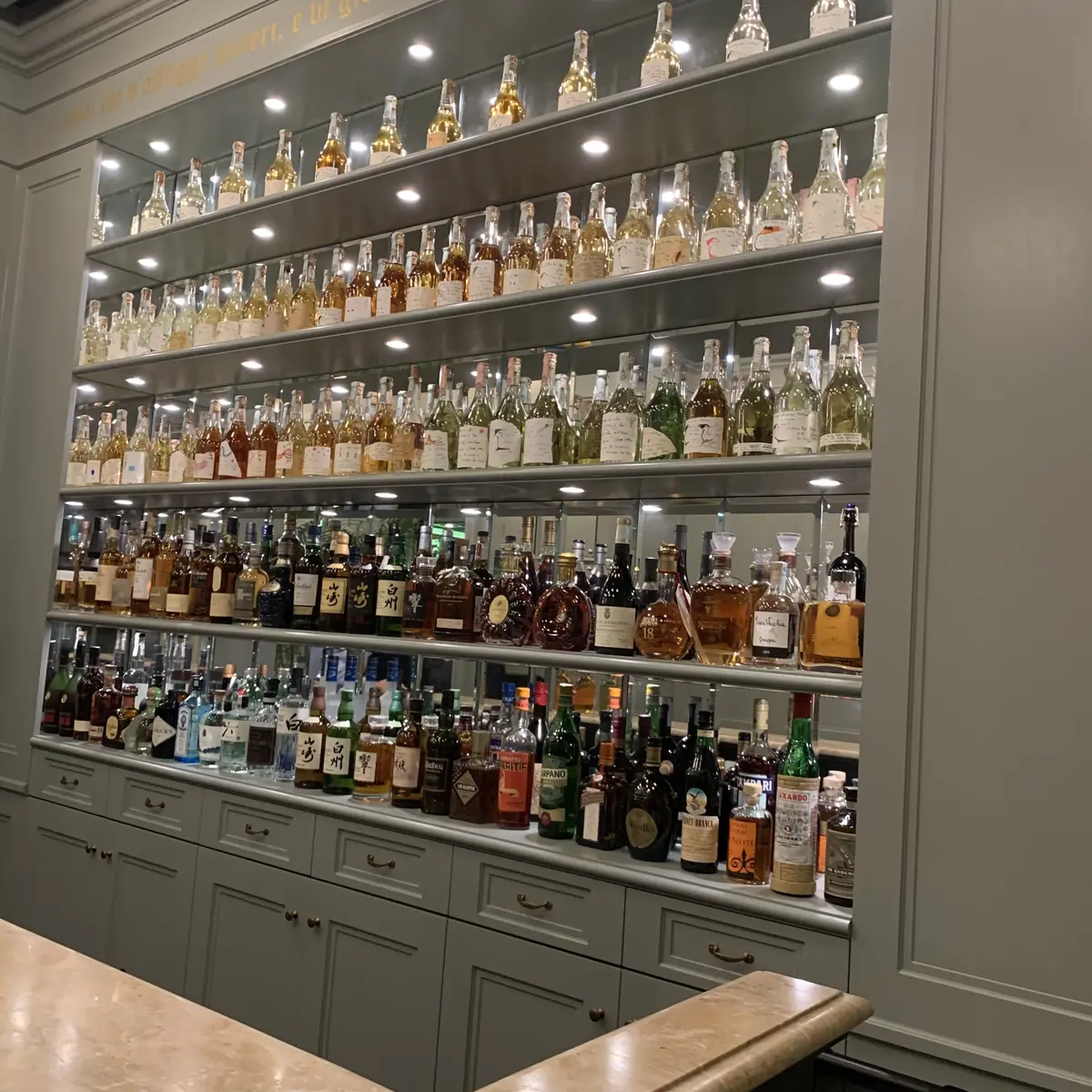 グッチ オステリア ダ マッシモ ボットゥーラ トウキョウのバーカウンター