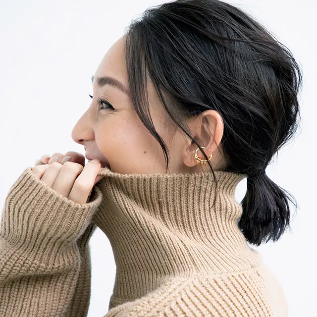 ボトルネックニットとまとめ髪コーデのLIZA