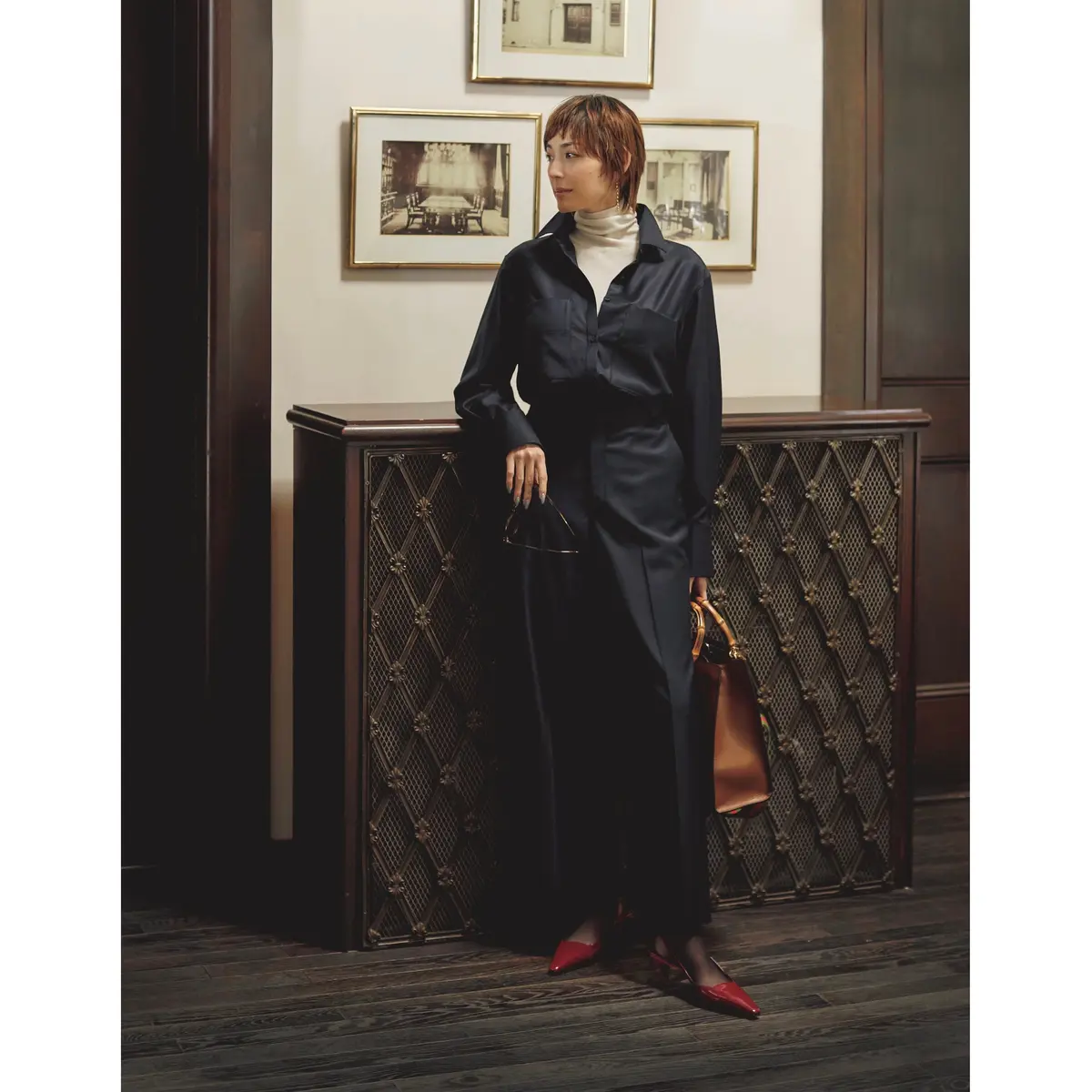 ネイビーシャツとパンツのセットアップ風のコーデにオフ白のタートルトップスを合わせたコーデ　モデル・LIZA