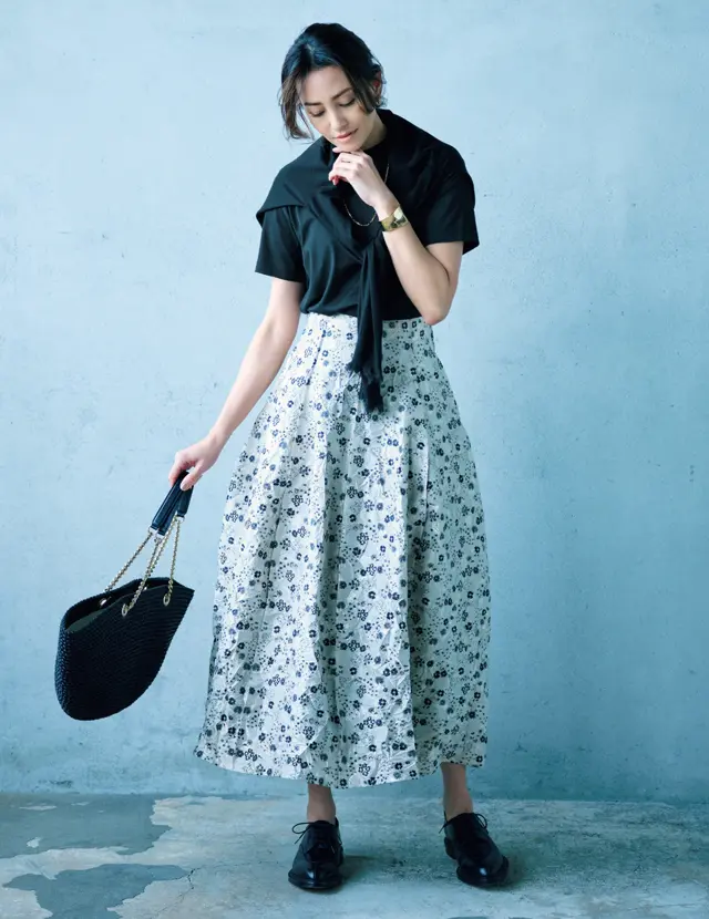 ドレスアップ感とかっこよさが両立する、華やかな花柄