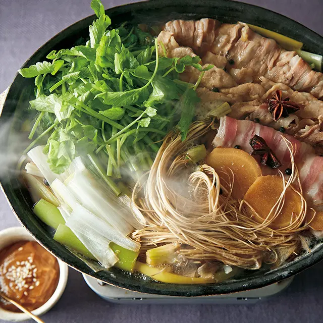 豚とせりの八角鍋