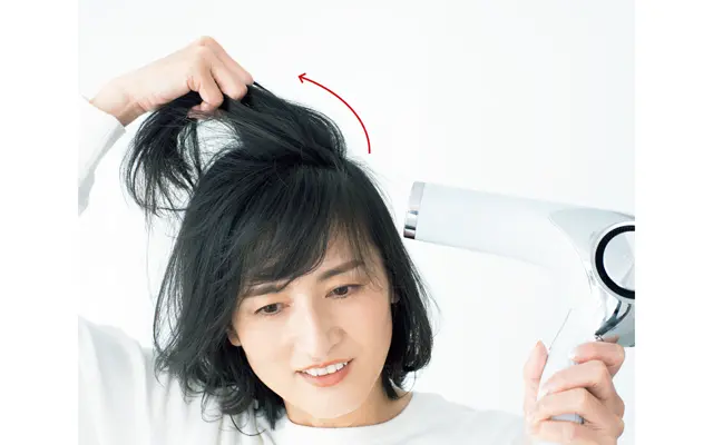 いつもの分け目と反対に立ち上げて