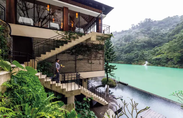 階段がめぐらされているコの字形建築の中庭部分