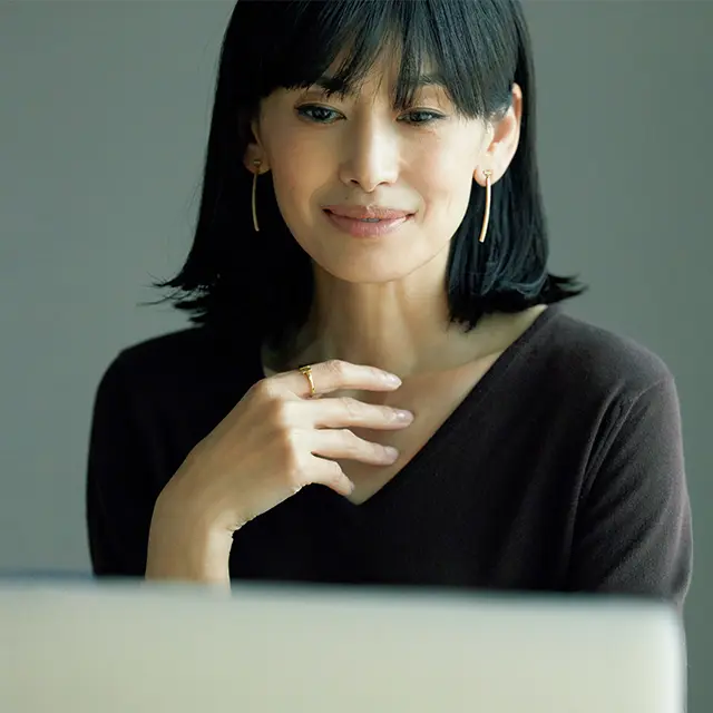 顔まわりをドレスアップ する、ダイヤモンド× YGのドロップピアス