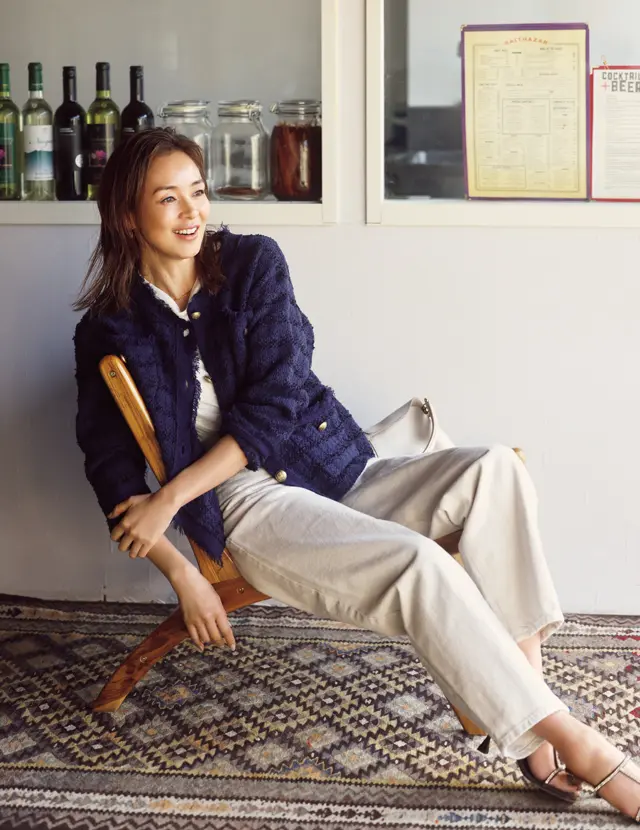 エドウイン フォー マーガレット ハウエルの淡色デニムコーデのSHIHO