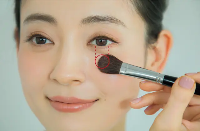 マスクからのぞくよう頰の高めの位置にオン