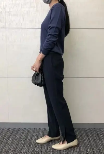 村山佳世子×SLOANE 【スタイリスト村山佳世子さん別注】ウールシルクカシミヤVネック ￥31,900（税込）