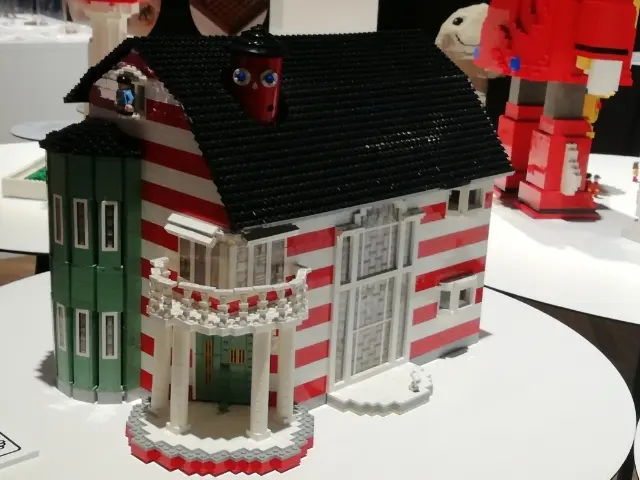 ん？　この赤白ボーダーの建物は見覚えが……