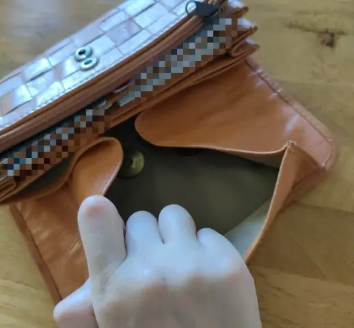 財布の蓋部分が小銭入れになっていて、手が不自由な私でも扱いやすいのです