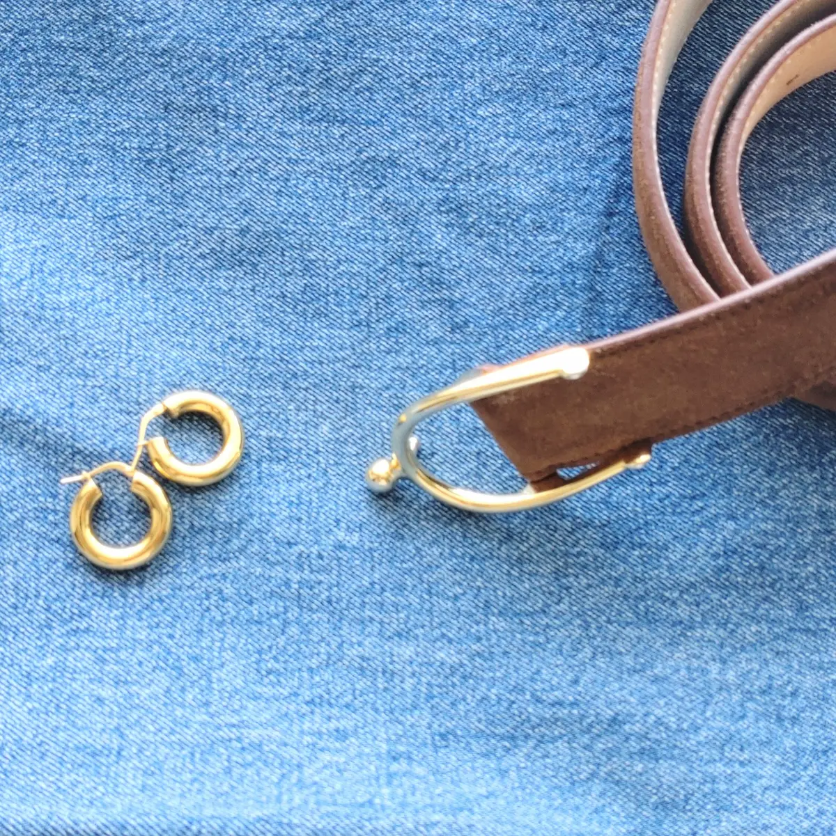 デニムパンツ　麻シャツ　ゴールドピアス　ベルト　バックスキン