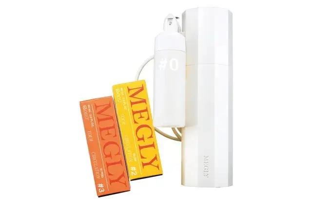 「吹きつけるだけでむくみもくすみも解消」。 MEGLY スターターキット〈本体、炭酸ガスカートリッジ1本、専用化粧水5種のいずれか1本（写真はナンバーゼロ）〉￥30,000・同 GLOW、同 W PEEL 各60㎖ ￥3,300／MTG