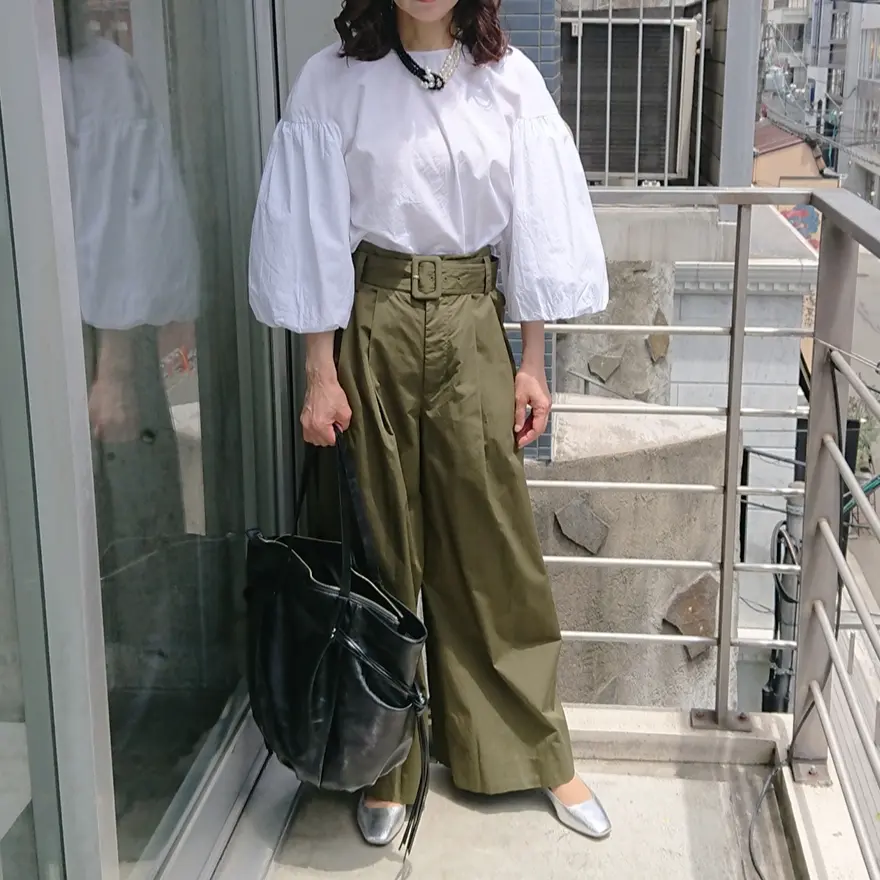 白いブラウス  ワイドパンツ