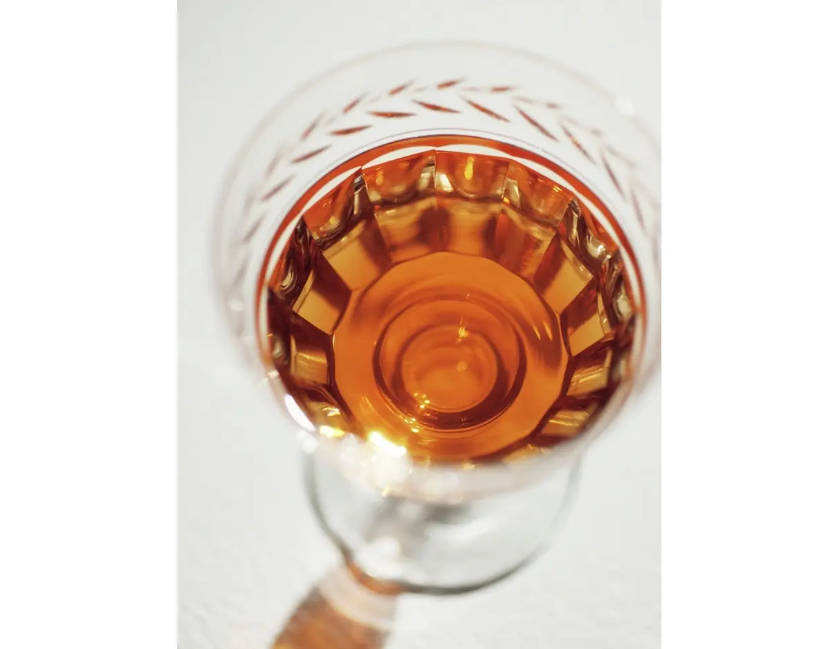 プロヴィダンス ロゼをグラスに