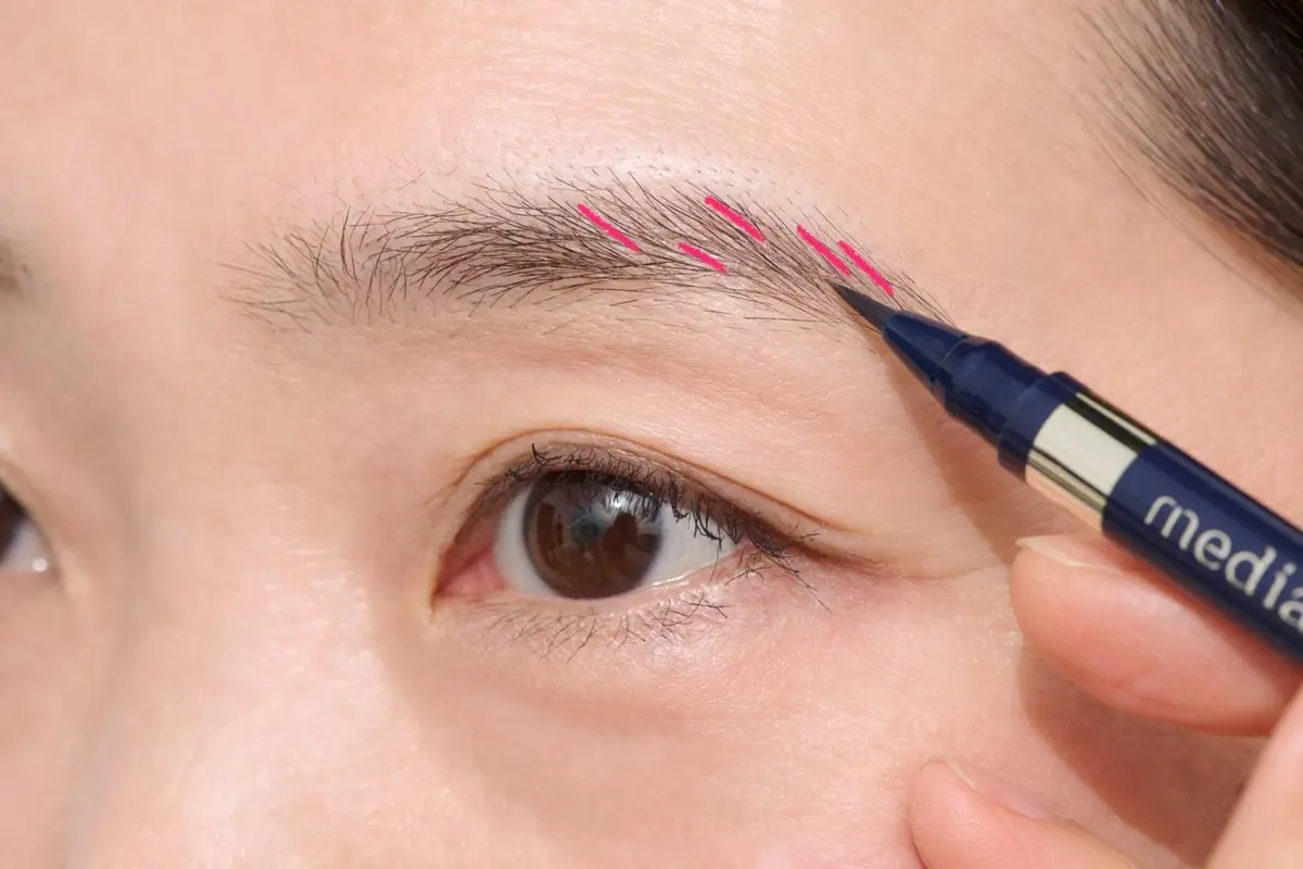 OurAge×Webエクラ　「リキッドアイブロウ」で、まばらなところに１本１本描き足します