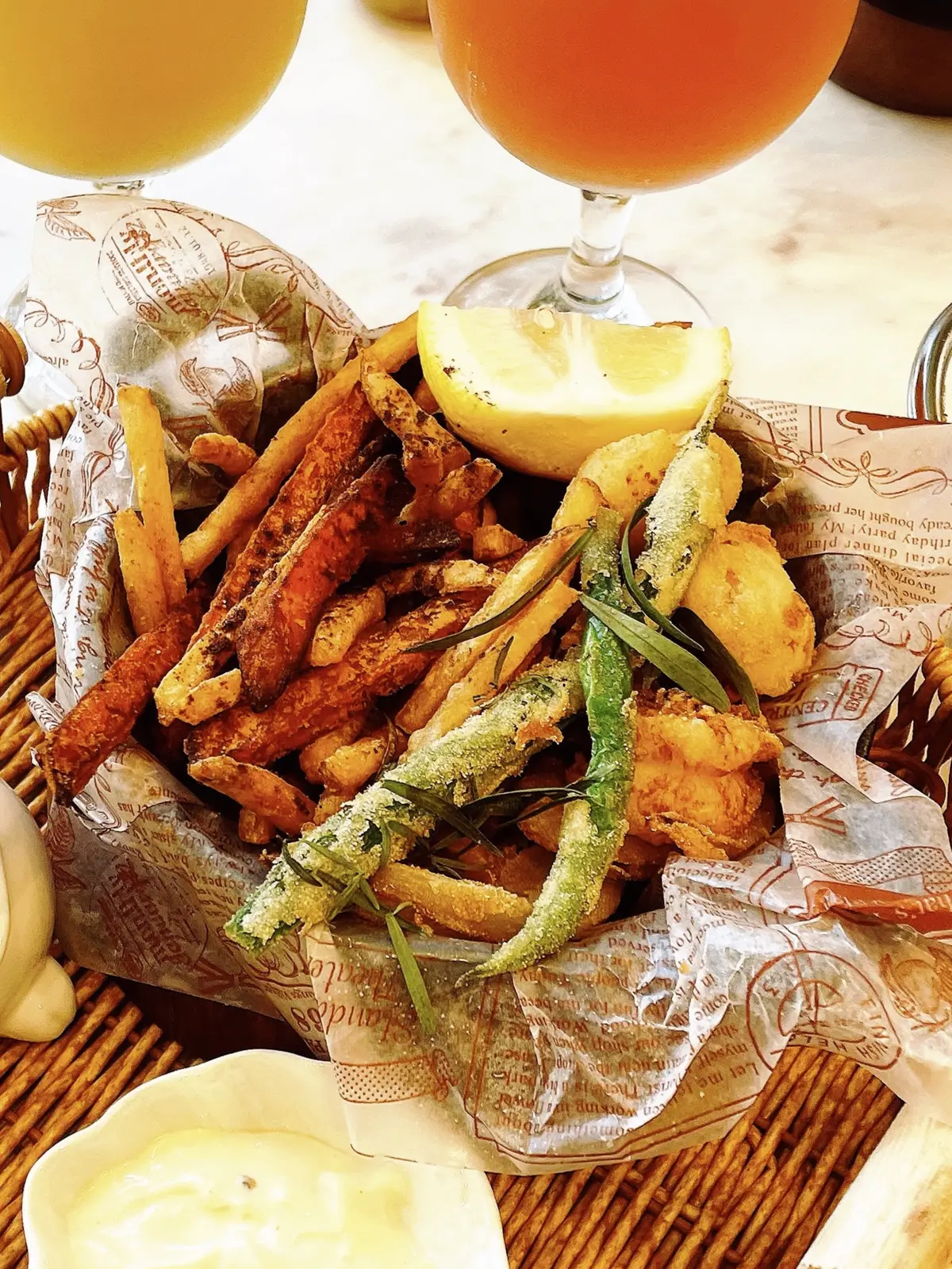 HAUTE COUTURE BRUNCH 、オートクチュールブランチ、外観、ガラス張り、入り口、ラベンダー、期間限定、可愛い、可愛いお店、カフェ、レストラン、オールダイニング、焼きパスタ、マフィオーゼ、トマトソース、フリッター、フライ、ポテト、可愛い、ランチ、女子会、サラダ、フルーツサラダ、オレンジジュース、ピンクグレープジュース、エビ、エビのフリッター、海老、ウサギ、置物、飾り、可愛い、ラベンダー、ラベンダー畑、お花、お花の世界、お花の国、ソファ席、寛ぎ、フリッター、エビ、海老、エビのフリッター、インゲン、野菜、玉ねぎ、フリッター、ポテト、ポテトフライ、フライ、にんじんフライ、タルタルソース、青山、外苑前、