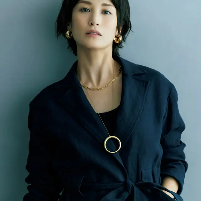 大ぶりアクセサリーでツヤ足しの黒田エイミ