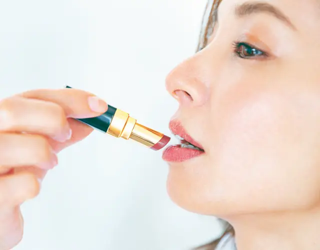 リップをラフに直塗りする