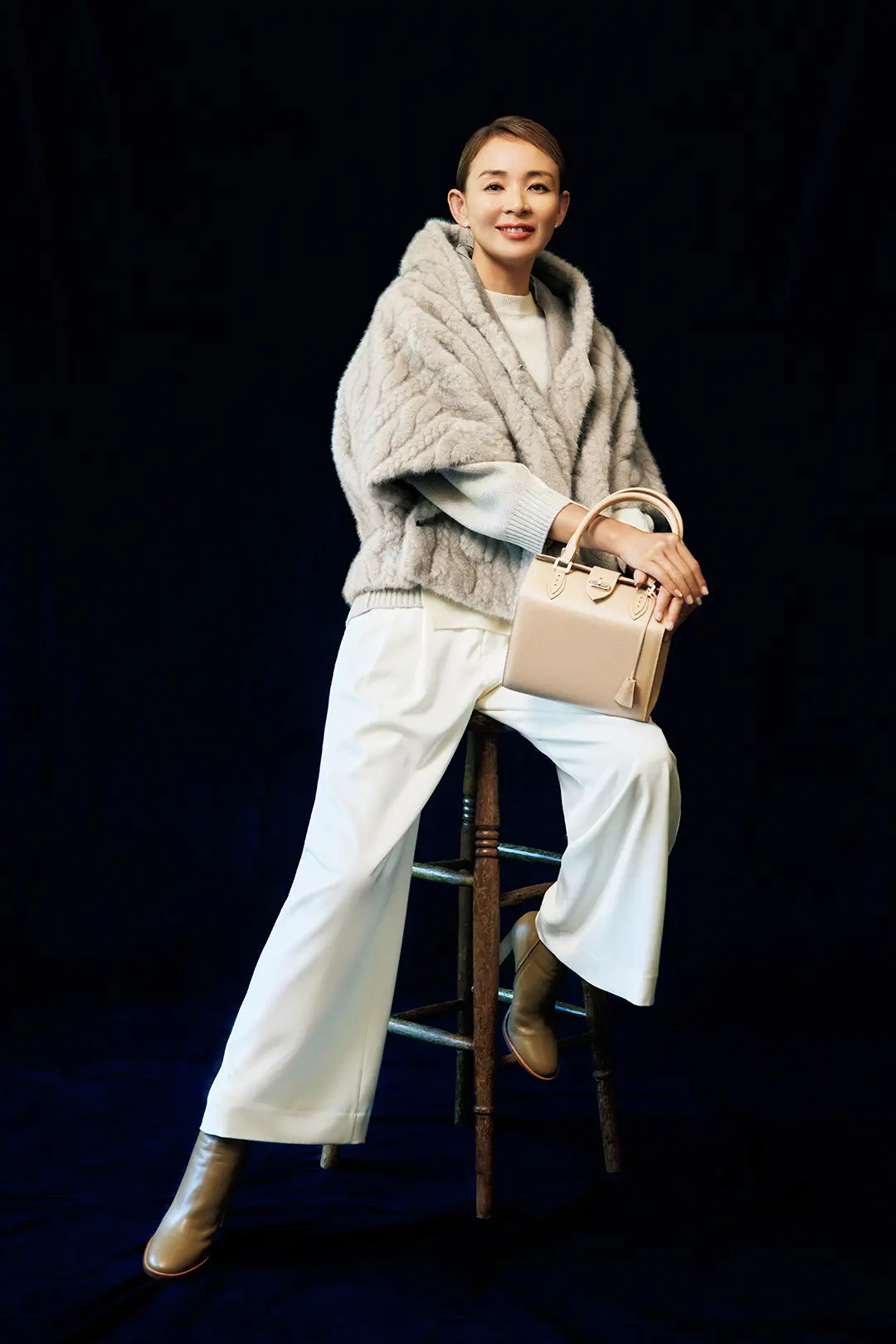 リュクスなファーボレロはケーブル柄で表情豊かに