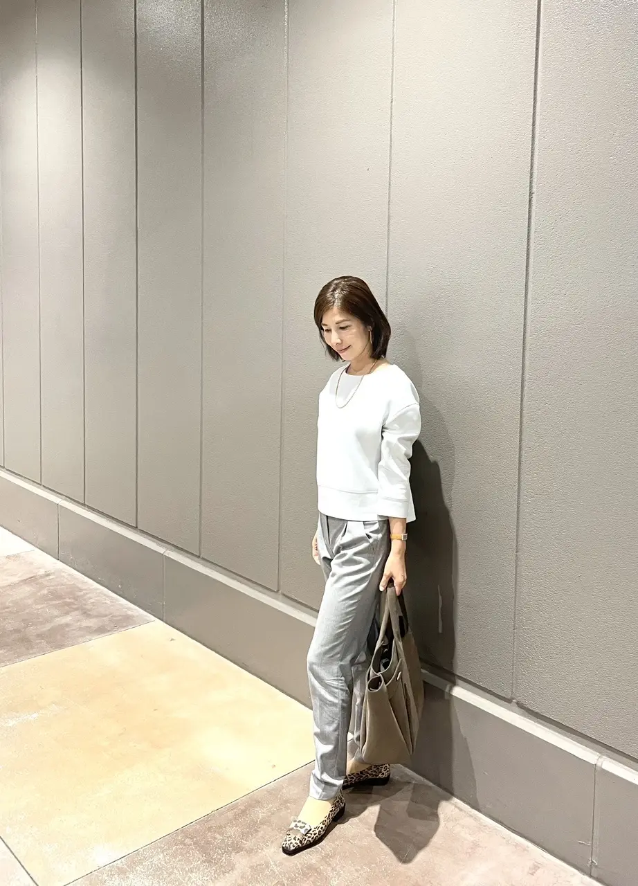 「ライトなグレー」と「濃いベージュ」コーの画像_2