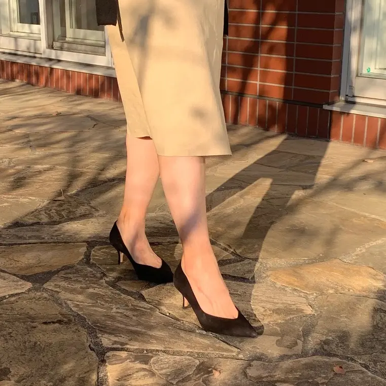 小田のつまづき靴はパンプス。すぐに靴のつま先が擦れて、傷んでしまう。ヒールの高さが4cmを超える靴を履き続けていると、アキレス腱の伸縮が悪くなり足にとって負担に。