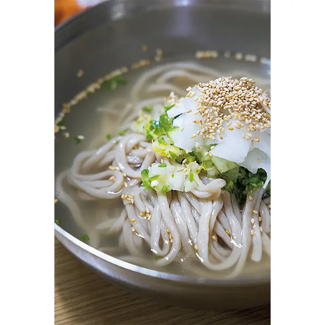 ここだけで食べられ る冷カルグクスはW10,0 00（2人前から注文可）。